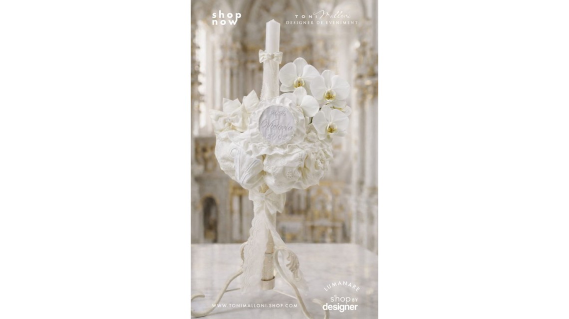 Lumânare Botez Fetiță cu Monogramă Brodată și Orhidee Phalaenopsis Model Elegant Personalizat 2
